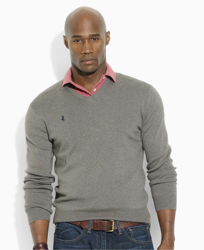 dresscode smart casual schöner mann mit grauem pullover rosa hemd gürtel braun jeans mann