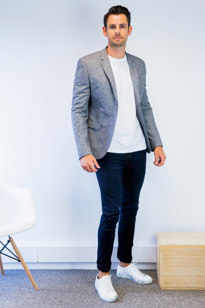 dresscode sportlich elegant für männer weiße sneakers blazer t-shirt und jeans im büro