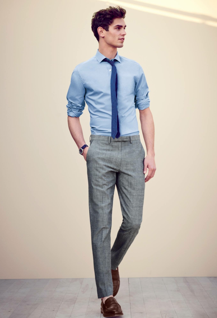 dresscode smart casual junger businessman mit hemd und krawatte graue hose lederschuhe 
