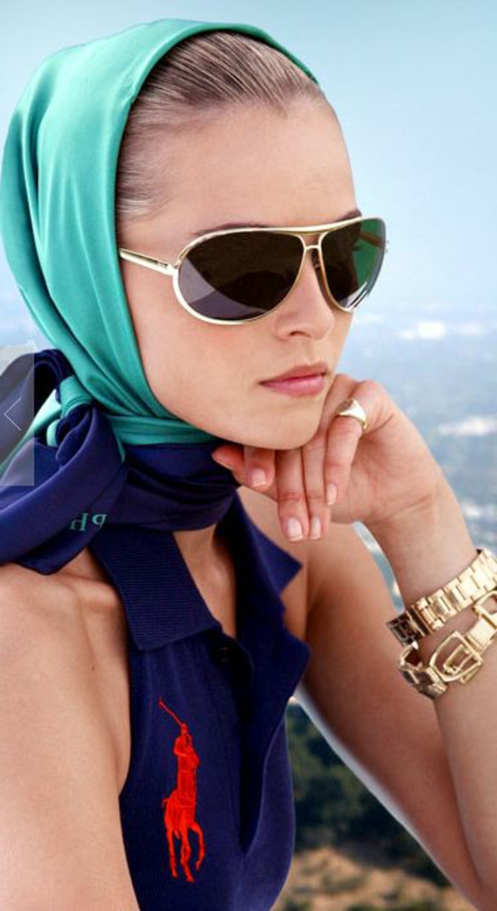 sportlich schick im sommer schal auf dem kopf brille türkis farbe armbänder ring mode