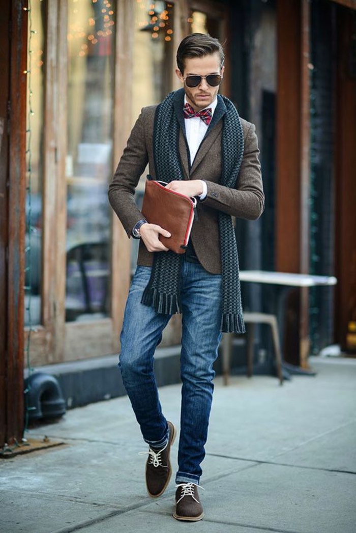 business casual herren brauner blazer schal in grau braune schuhe und tasche brille hemd mit fliege