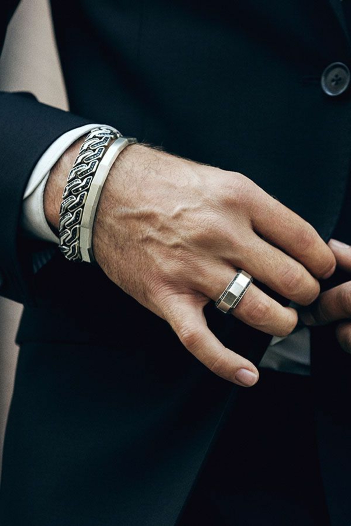 business casual herren tragen auch schmuckstücke ring und armbänder schmuck für männer