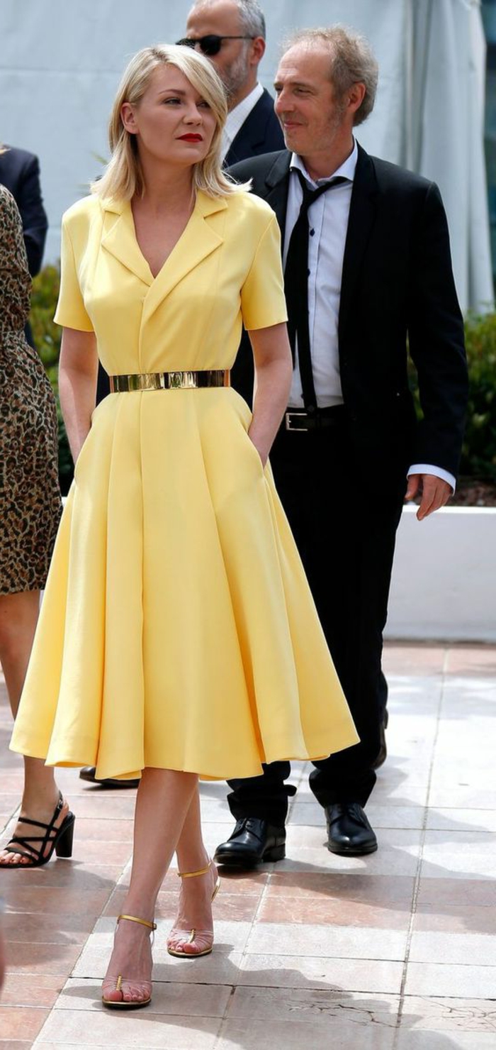 businesskleider-damen-immer-im-trend-sein-gelbes-kleid-mit-guertel-und-blonde-haare-passt-perfekt