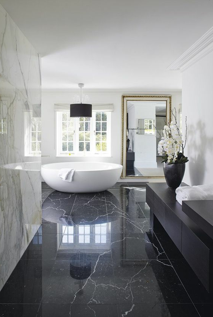 traumbad mit marmor und runder, weißen badewanne