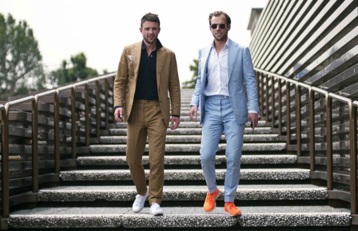 kollegen zwei männer business partner gehen die treppe herunter sneakers und anzug tragen