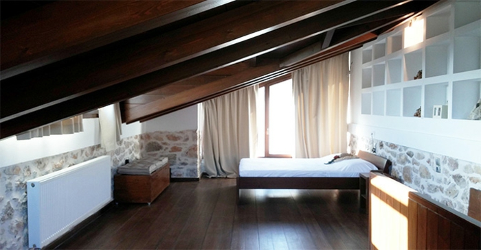 dachgechoss-schlafzimmer-mit gardinen