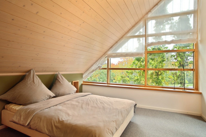 dachgeschoss-schlafzimmer-gemütlich-gestalten-fenster-mit-sonnenschutz
