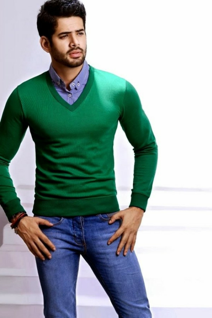 dresscode festlich sportlich eleganter look für männer blaue jeans blaues hemd grüner pulli bart frisur mann