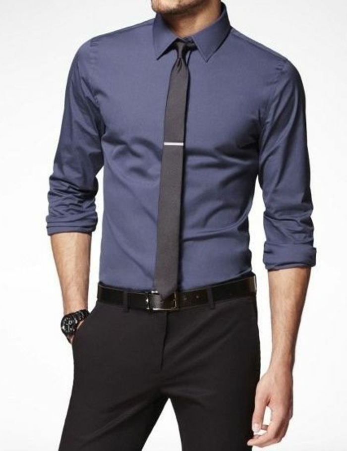 dresscode dunkler anzug dunkle hose blaues hemd krawatte mit krawattennadel armbanduhr männer