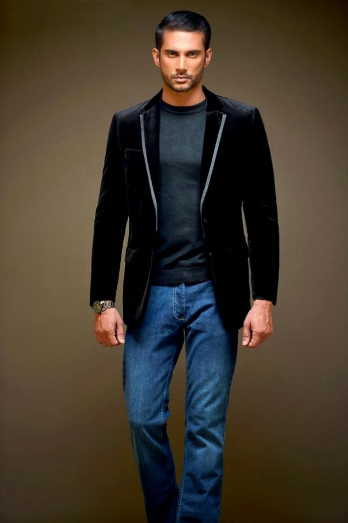 dresscode business casual für männer jeans schwarzer blazer t-shirt eleganter armbanduhr 