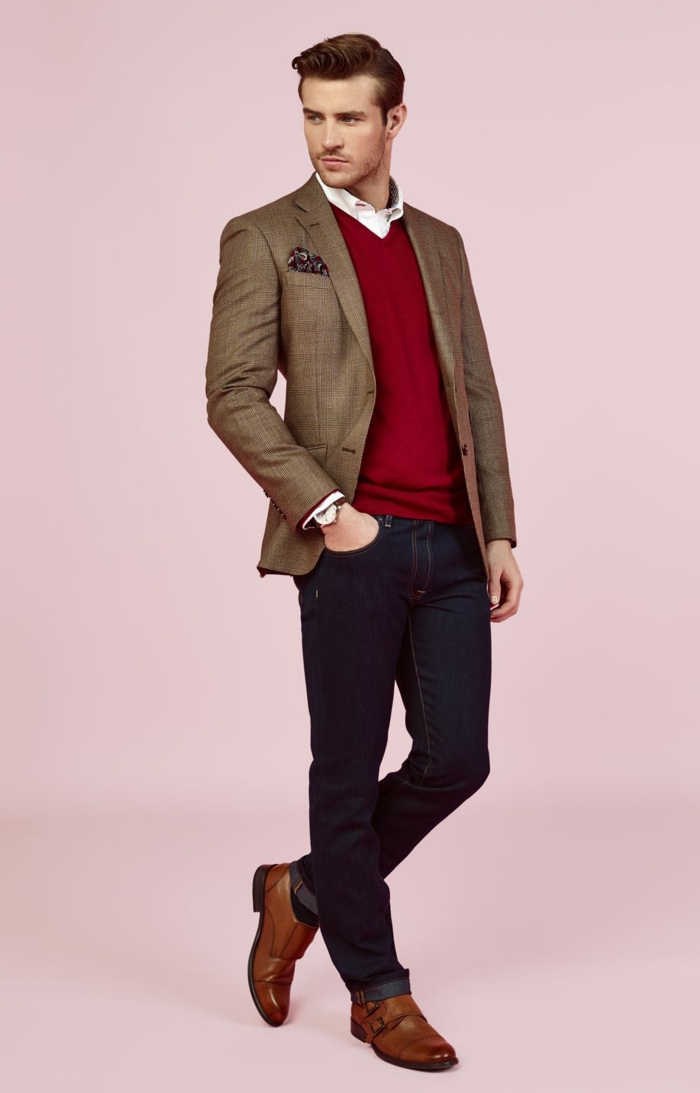 rosa hintergrund mann trend braune schuhe brauner blazer rote pullis armbanduhr weisses hemd
