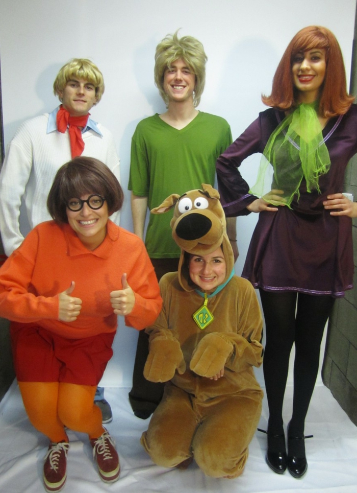 Scooby Doo mit einem Mädchen wie den Hund, andere auch in passende Bekleidung
