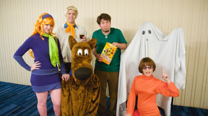 eine Gruppe aus Scooby Doo - vier Helden, Gespenster und Hund - Gruppenkostüme Ideen