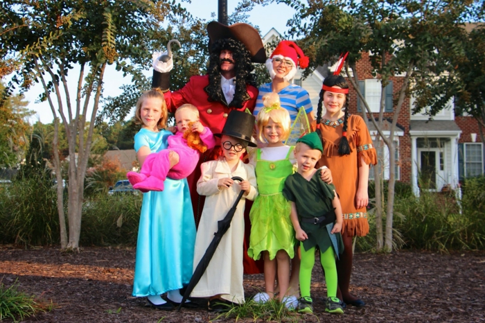 Gruppenkostüme Ideen - eine Familie mit vielen Kinder wie Peter Pan Helden