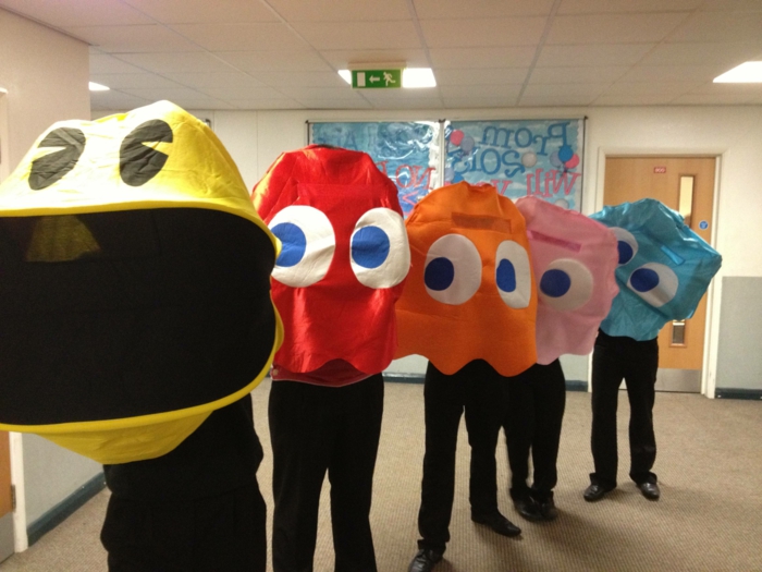 Karneval Gruppenkostüme für die Schule von dem Arkade Spiel in viele Farben