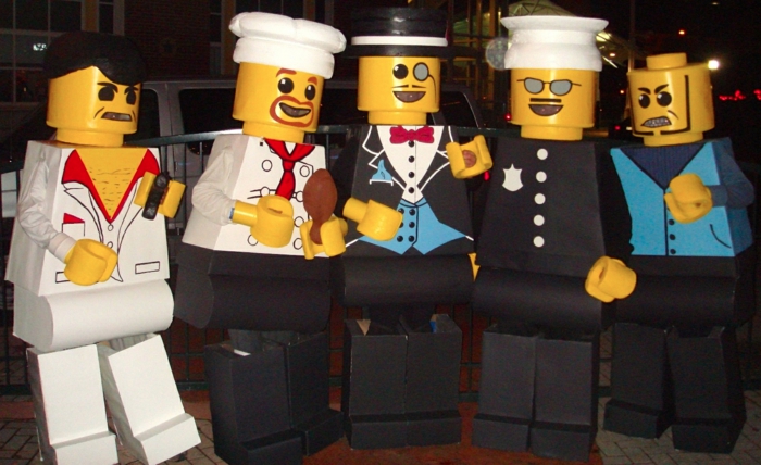 Gruppenkostüme Karneval für eine Freunde Clique aus Jungen - gelbe Legofiguren mit Kostüme 