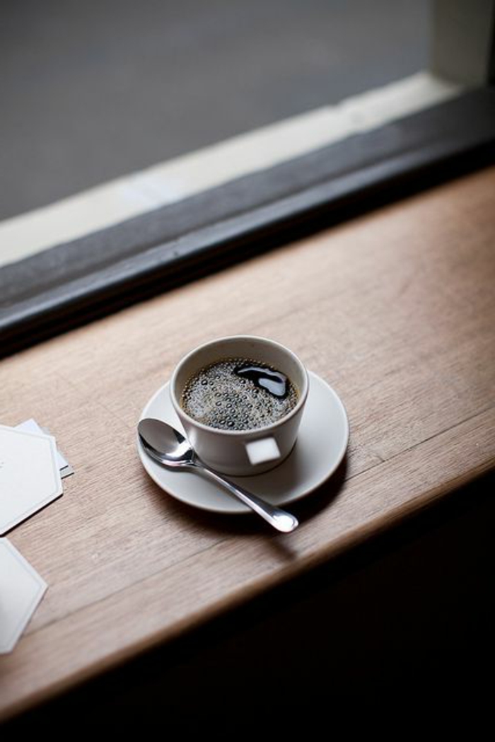 innen Fensterbank aus Holz und Tasse Kaffee 