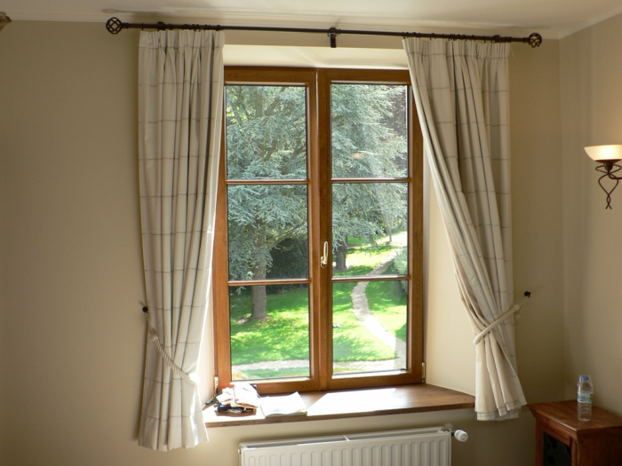 Fensterbank aus Holz gardinen über dem festerbrett sprossenfenster
