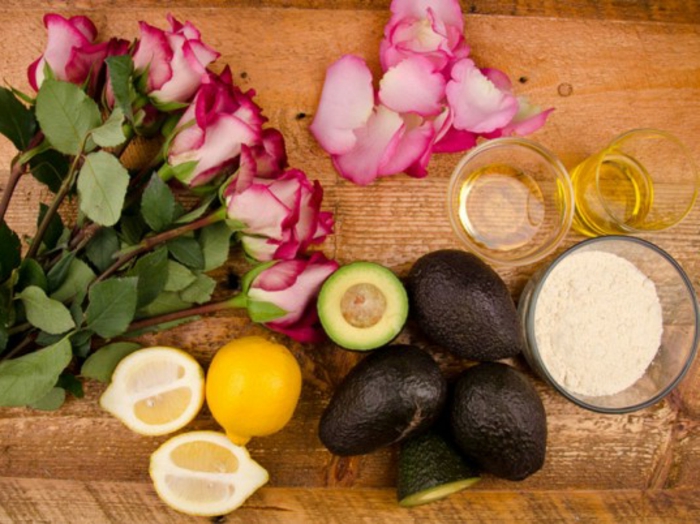 Zutaten für festes Shampoo: Avokado, Rosen, Zitronen, Meeressalz, Öle