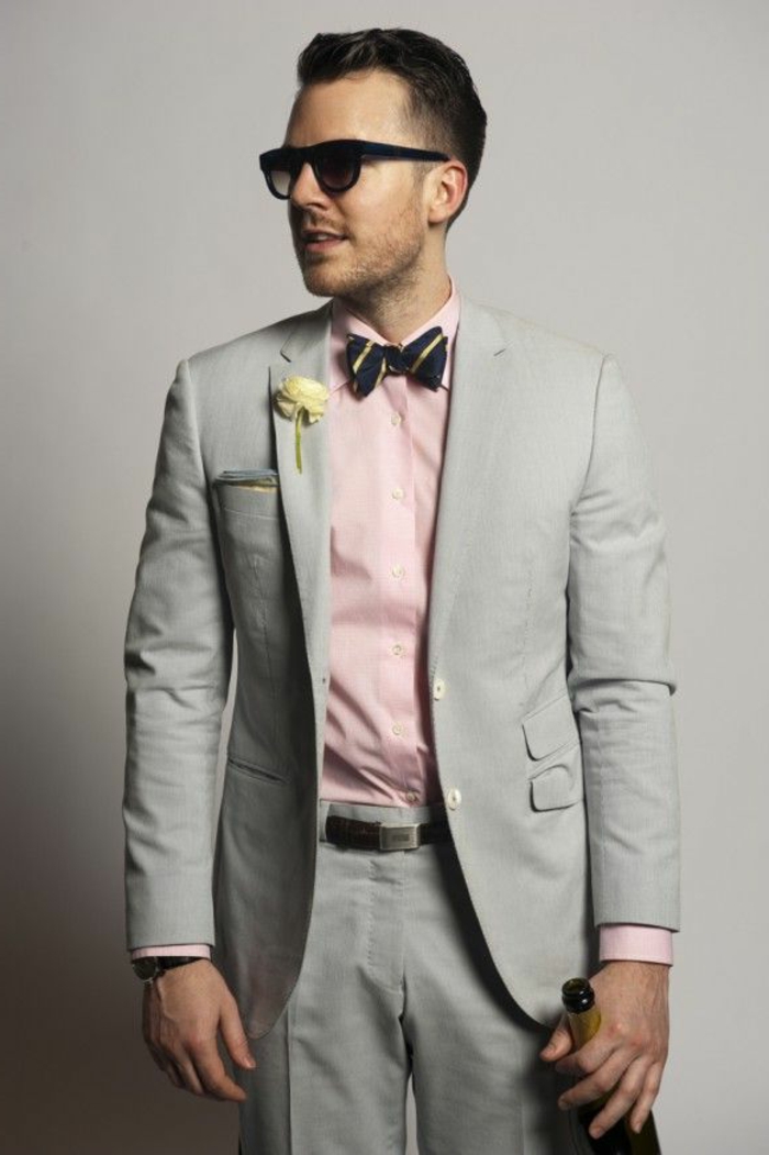 fliege-anzug-rosa-hemd-grauer-anzug-stilvoller-mann-mit-brilen-und-fliege-in-dunkler-farbe