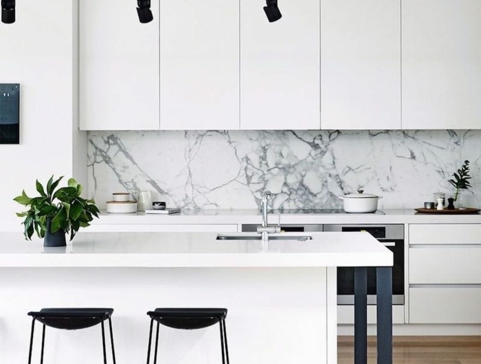fliesen küche wand küchenfliesen in marmor optik küchenrückwand tipps zur auswahl küchengestaltung in weiß