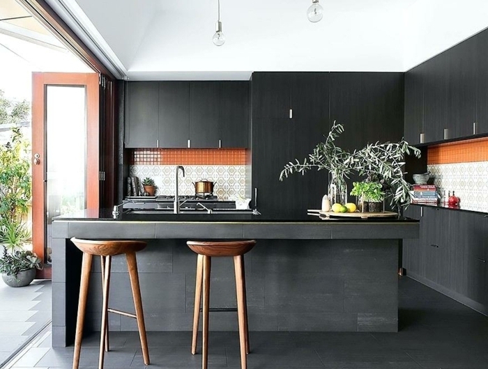 fliesen küche wand küchengestaltung in schwarz moderne kücheneinrichtung rückwand in weiß und orange