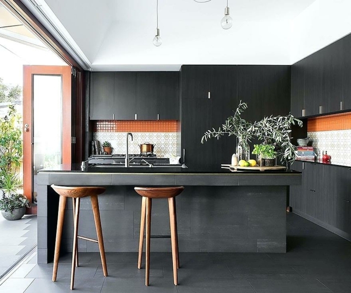 fliesen küche wand küchengestaltung in schwarz moderne kücheneinrichtung rückwand in weiß und orange