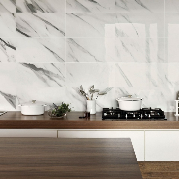 fliesen küche wand küchengestaltung rückwand marmorfliesen küchendesign schränke in weiß und braun