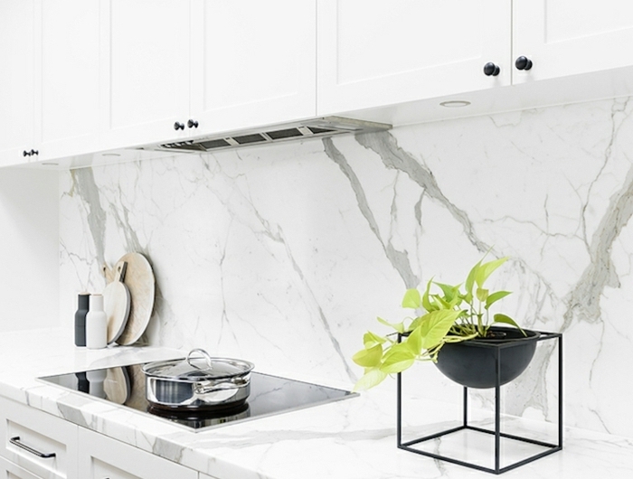 fliesen küche wand küchenrückwand in marmor optik küchengestaltung in weiß küchendeko ideen