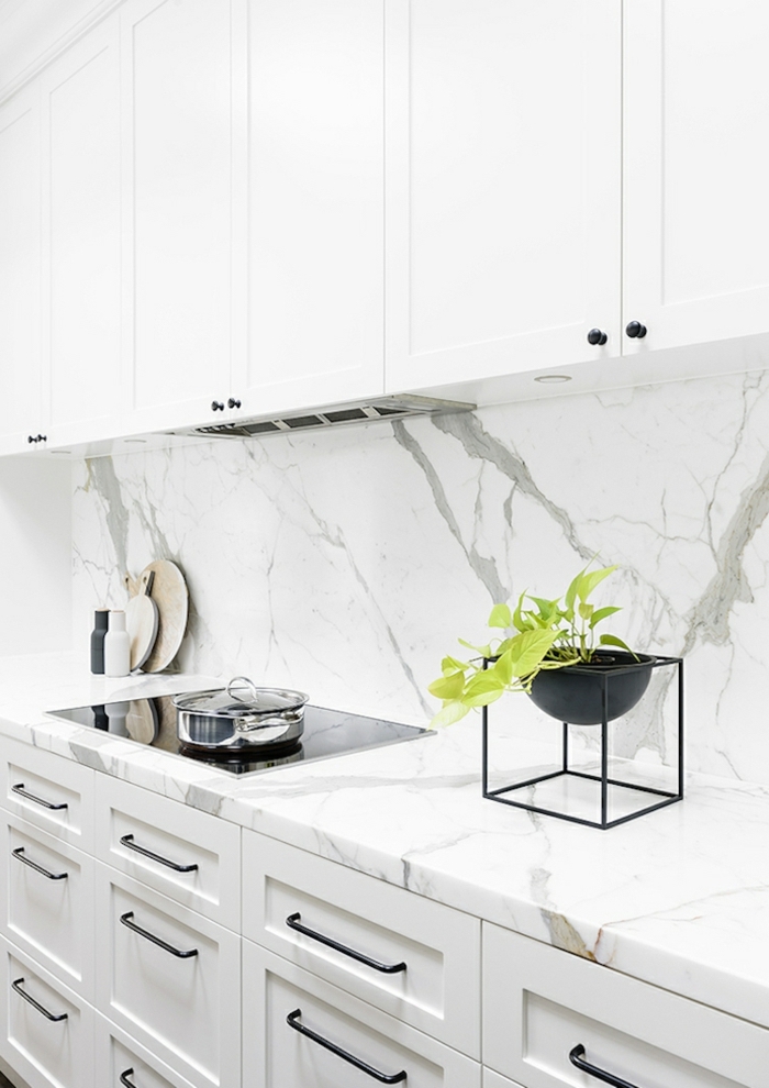 fliesen küche wand küchenrückwand in marmor optik küchengestaltung in weiß küchendeko ideen