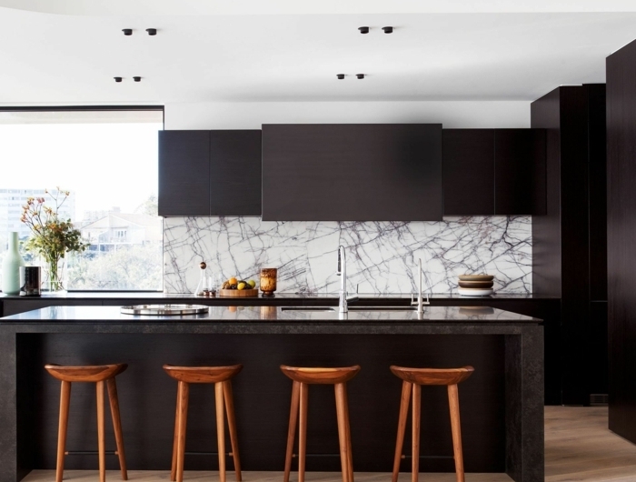 fliesen küche wand küchenrückwand mit marmorfliesen marmor deko ideen schwarze kpchenschränke moderne küchengesaltung