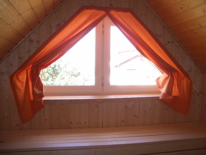 gardine-dachfenster-dreieck-orange-farbe