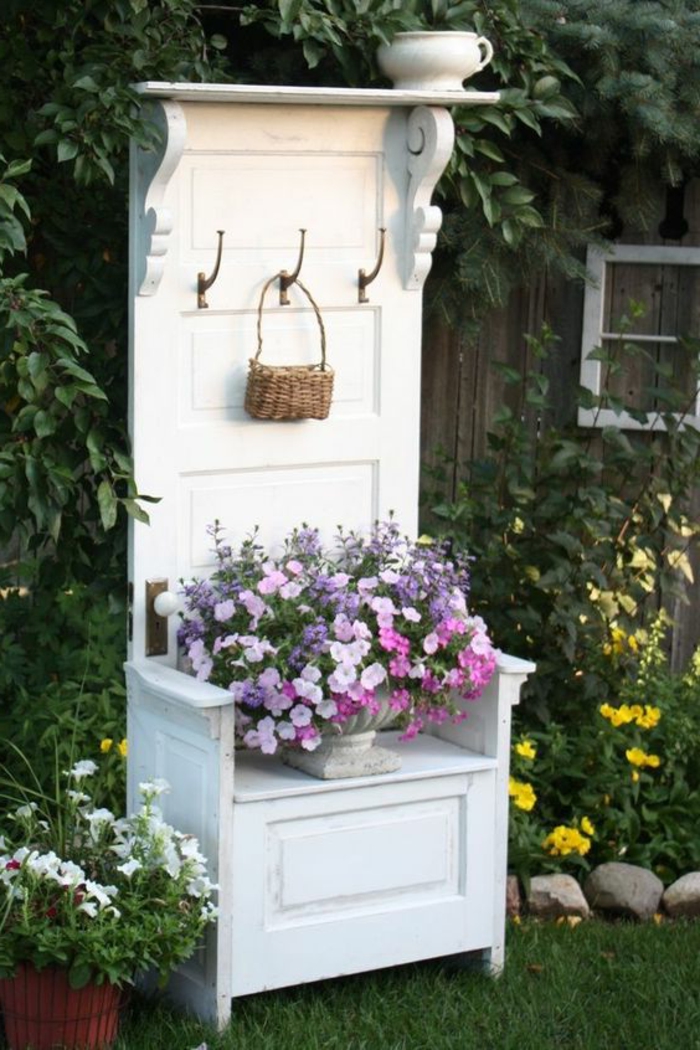 alte türen im garten dekorieren