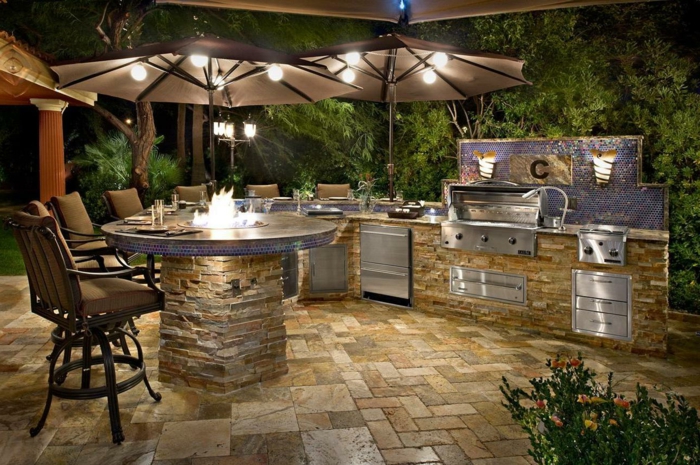 Außenküche mit Kamin-Bar und Grill, Küchenrückwand mit Mosaik