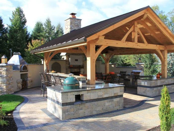 Außenküche mit einer Dachkonstruktion aus Holz