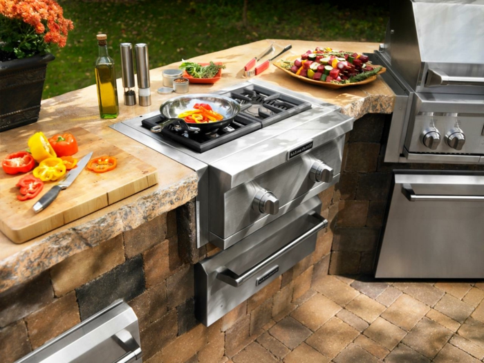Outdoor Grillküche mit Gas-Kochplatten für leckere Wokgerichte