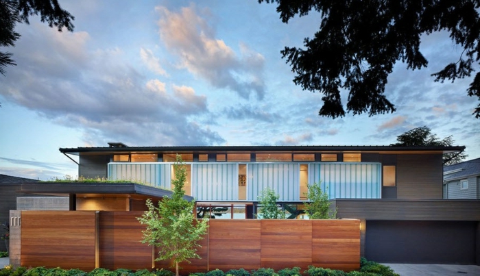 wunderschönes Haus im Landhausstil mit Gartenzaun aus Holz