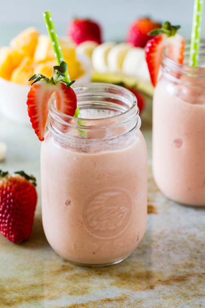 Erdbeer Smoothie mit Banane, lecker und kalorienarm, Vitaminbombe für heiße Sommertage 