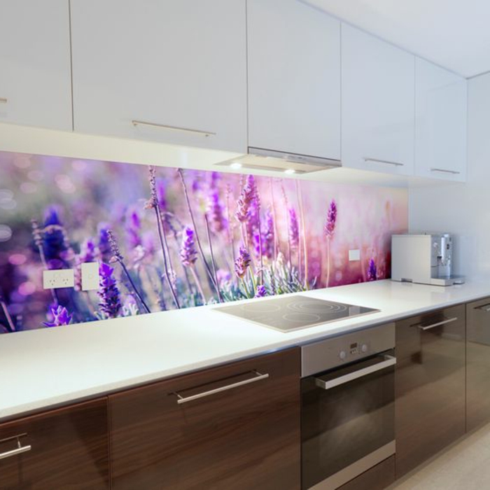 moderne küche in weiß und braun mit glasrückwand mit lila blumen