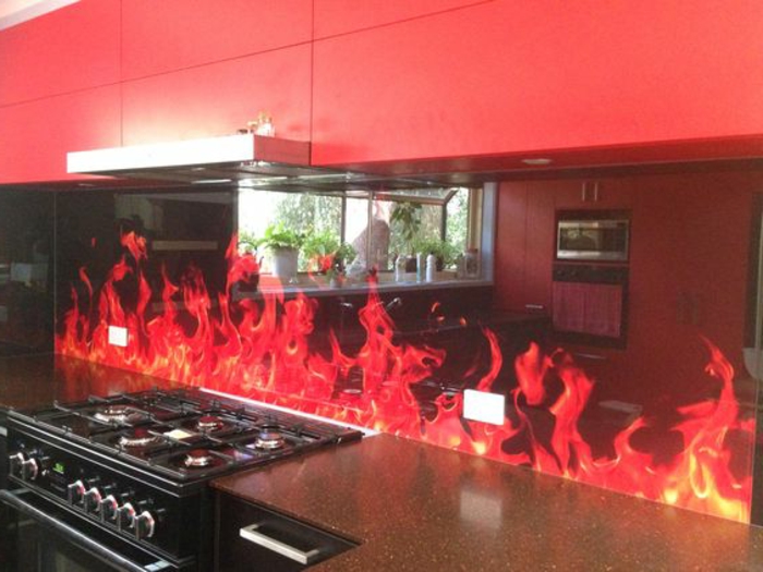 küche in rot und schwarz mit glasrückwand mit feuer