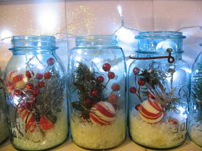 Gläser weihnachtlich dekorieren - mit kleinen Zweigen und Kugeln, Lichterkette und Brokatt