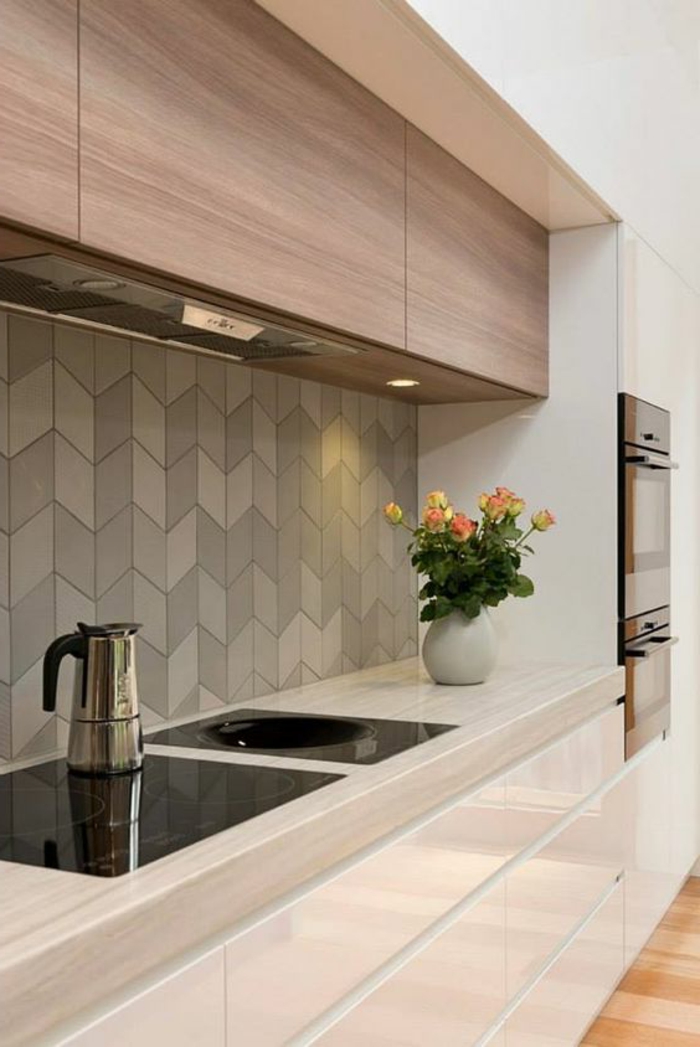 interessante graue küchenrückwand mit geometrischen figuren