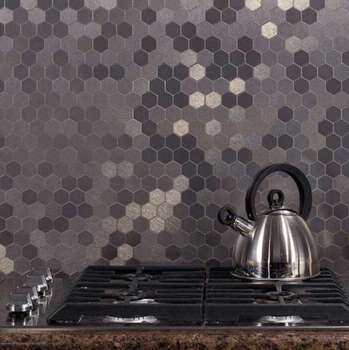 küchenrückwand mit kleinen grauen mosaikfliesen