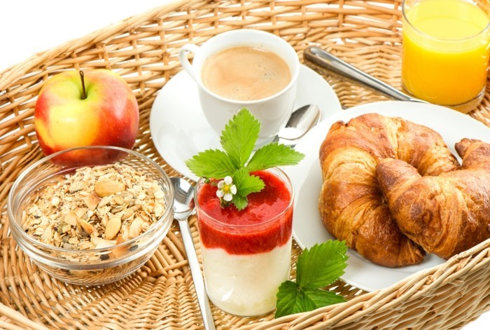 gruene-kaffeebohnen-gesundes-fruehstueck-croissant-zoghurt-kaffee-muesli