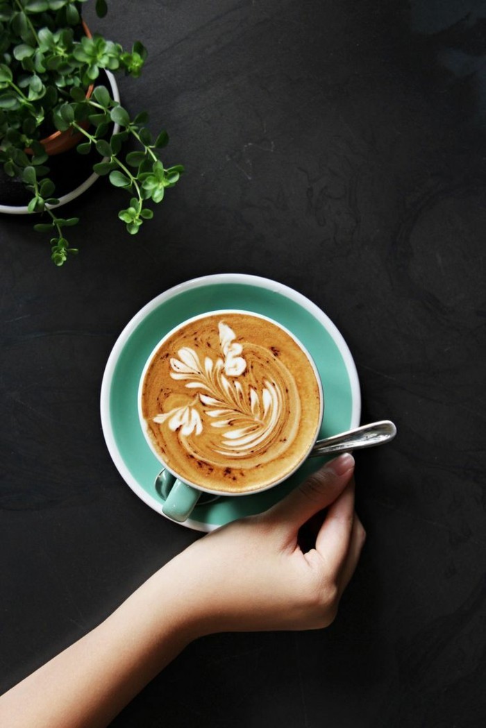 gruener-kaffee-schoenes-bild-fuer-instagram-kaffee-spezialitaet-und-gruene-pflanze-deko-schwarzer-hintergrund