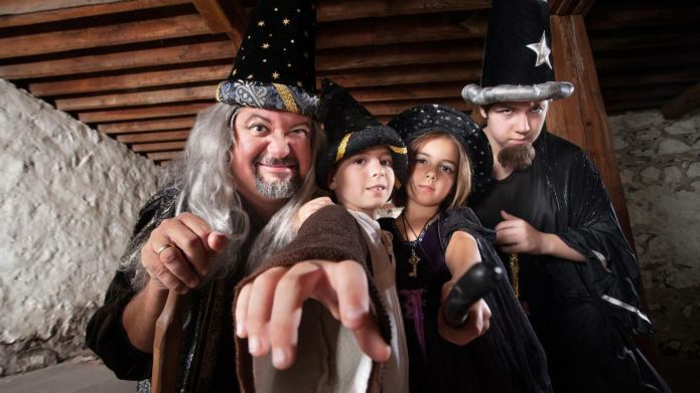 eine Kostüm Gruppe von Zauberer - zwei Junge, ein Mädchen und ein Opa
