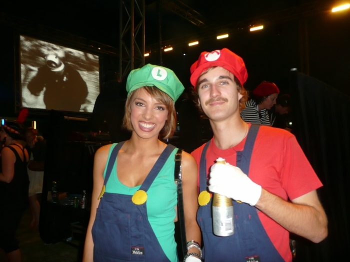 Freund und Freundin mit lustigen Gruppenkostüme von Super Mario 