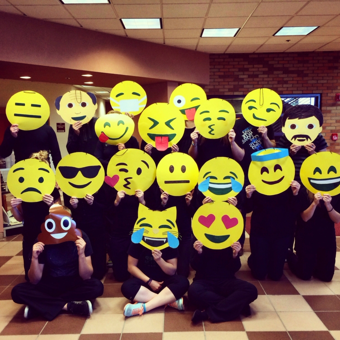 lustige Gruppenkostüme mit Masken von Emojis