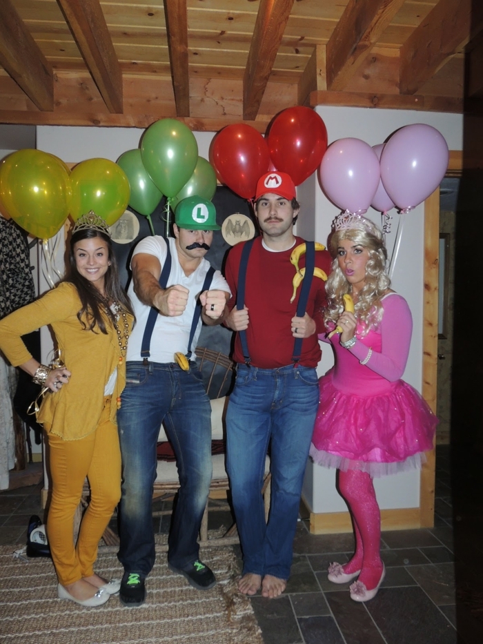 beide Prinzessinnen und Super Mario Bros mit Ballonen und Bananen