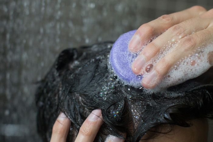 feste Shampoo auf nassen Haare auftragen